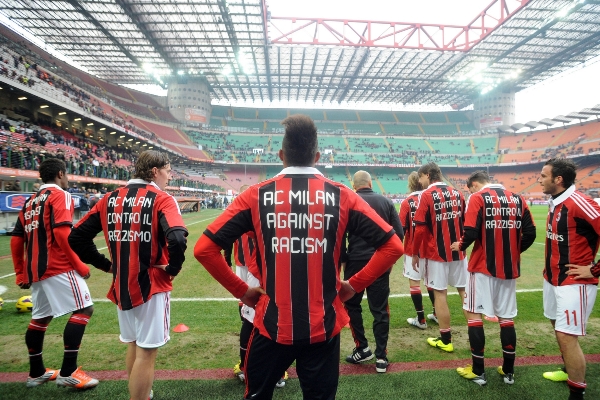 Fotbalisté AC Milán se rasismu veřejně postavili.