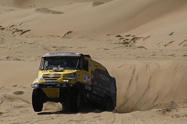 Aleš Loprais s tatrou se dostal do čela Rallye Dakar.