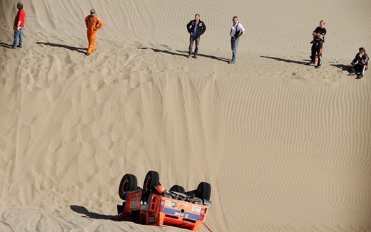Právě poslední pouštní etapa se stala takřka konečnou stanicí pro amerického jezdce Robbyho Gordona. Po převrácení jeho hummeru nabral na lídra šestihodinovou ztrátu. "Je to v háji," jako by říkaly pohledy jeho týmu. Právě poslední pouštní etapa se stala takřka konečnou stanicí pro amerického jezdce Robbyho Gordona. Po převrácení jeho hummeru nabral na lídra šestihodinovou ztrátu. "Je to v háji," jako by říkaly pohledy jeho týmu.