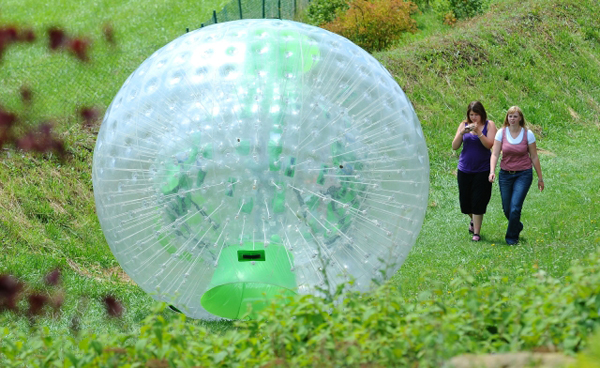 Zorbing není bez rizika (ilustrační foto).