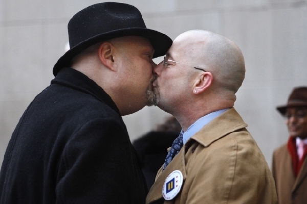 Dva homosexuálové si říkají "ano" v USA. Dva homosexuálové si říkají "ano" v USA.
