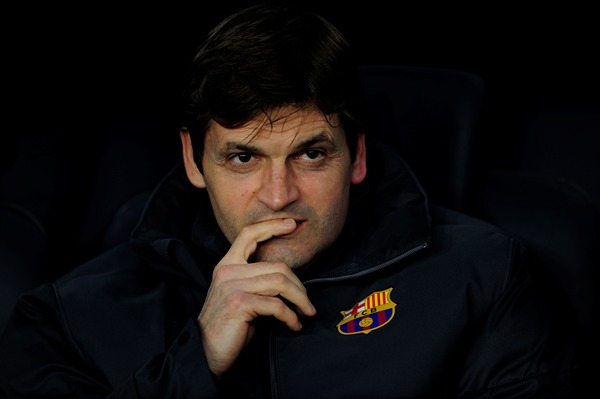 Trenér fotbalistů Barcelony Tito Vilanova zmešká nejbližší dva zápasy katalánského klubu. Trenér fotbalistů Barcelony Tito Vilanova zmešká nejbližší dva zápasy katalánského klubu.