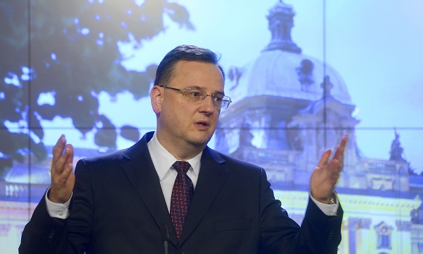 Premiér Petr Nečas (ODS) označil sundávání portrétů hlavy státu v některých obcích a školách za "zbytečné a hloupé gesto".