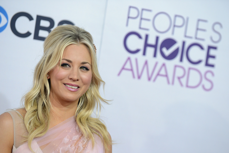 Herečka Kelly Cuocová alias Penny ze seriálu Big Bang Theory (Teorie velkého třesku), který získal ocenění za nejlepší komediální seriál. Kelly zároveň zahajovala v Los Angeles ceremoniál předávání cen.