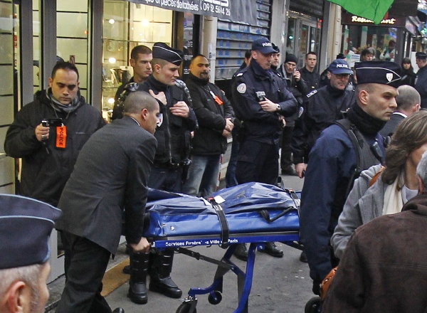 Těla žen s prostřelenými hlavami nebo břichem objevili policisté poblíž budovy kurdského informačního centra v desátém pařížském obvodu. 