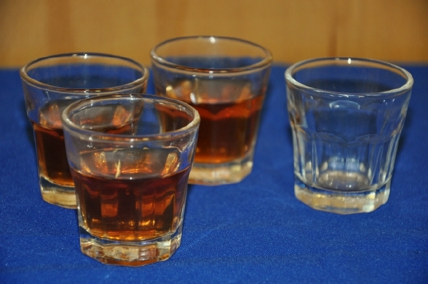 Nový případ otravy ukazuje, že zásoby problémového alkoholu stále ještě v domácnostech jsou (ilustrační foto).