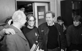 Listopad 1989. Zleva Alexandr Dubček, Marta Kubišová a Václav Havel.