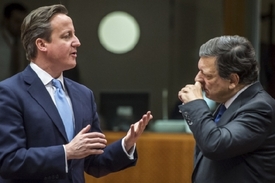 Britský premiér Cameron debatuje s šéf Evropské komise Barrosem.