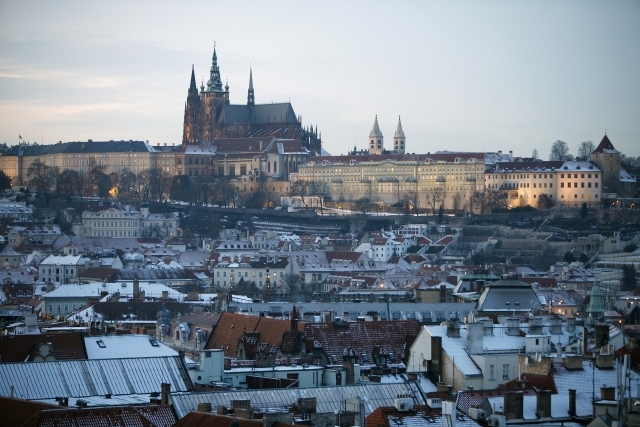 Pohádkovému a mytickému názoru na osobu prezidenta podle Rusů napomáhá i skutečnost, že prezidentská rezidence se nachází v areálu Pražského hradu. Pohádkovému a mytickému názoru na osobu prezidenta podle Rusů napomáhá i skutečnost, že prezidentská rezidence se nachází v areálu Pražského hradu.