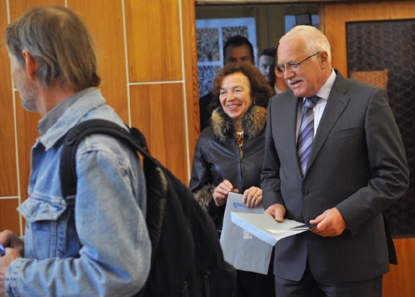 Václav Klaus bude volit v prvním kole prezidentských voleb. Václav Klaus bude volit v prvním kole prezidentských voleb.