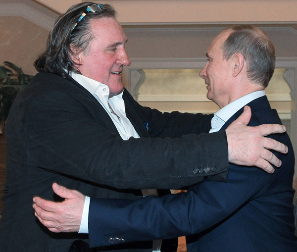 Depardieu v objetí s Putinem. Depardieu v objetí s Putinem.