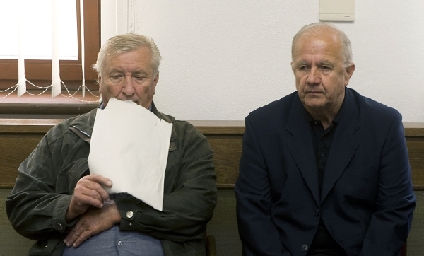 Vlevo je bývalý pracovník městského úřadu František Rychlík, vpravo Vališ.