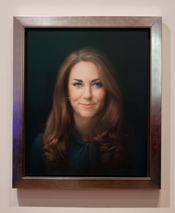 Podle kritiků vypadá Kate na obrazu starší a přísnější. Podle kritiků vypadá Kate na obrazu starší a přísnější.