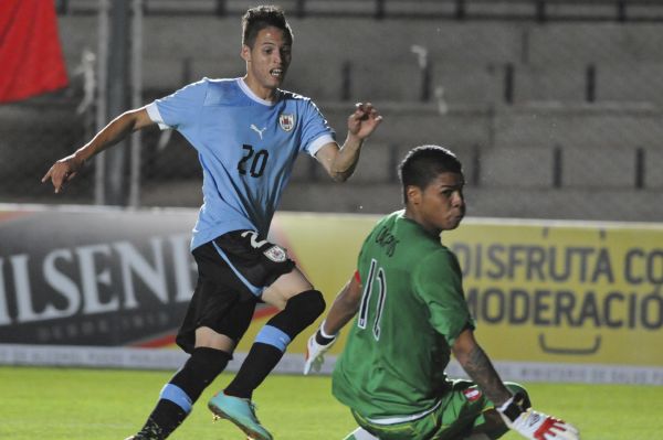 Angelo Campos čelil uruguayským útočníkům. Angelo Campos čelil uruguayským útočníkům.