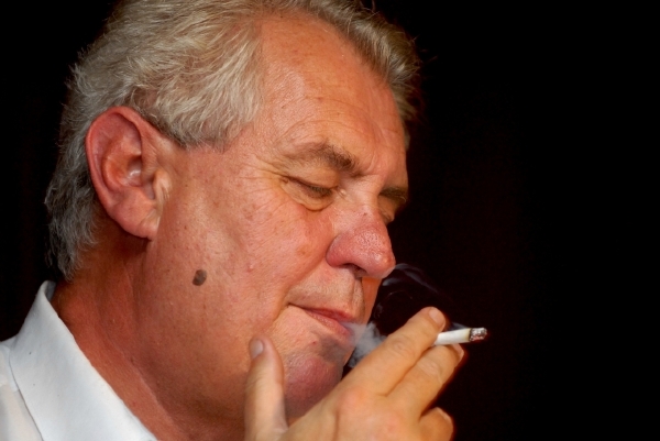 Miloš Zeman, který "mluví drsně a kouří jednu za druhou". Miloš Zeman, který "mluví drsně a kouří jednu za druhou".
