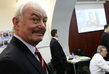 Kandidát Přemysl Sobotka ve volebním štábu, kde netrpělivě očekává výsledky prvního kola voleb. Kandidát Přemysl Sobotka ve volebním štábu, kde netrpělivě očekává výsledky prvního kola voleb.