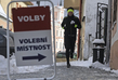 Vytrvalostní běžec Pavel Jankovský, který od 5. ledna běžel Českou republikou a na své asi 700 kilometrové cestě vyzýval občany k cestě do volebních místností, odevzdal svůj hlas v prvním kole přímé volby prezidenta v sobotu v Novém Městě na Moravě. Vytrvalostní běžec Pavel Jankovský, který od 5. ledna běžel Českou republikou a na své asi 700 kilometrové cestě vyzýval občany k cestě do volebních místností, odevzdal svůj hlas v prvním kole přímé volby prezidenta v sobotu v Novém Městě na Moravě.
