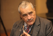 Karel Schwarzenberg se svou tradiční dýmkou, která mu možná slouží pro uklidnění v netrpělivém čekání na výsledky prvního kola voleb. (Foto: Karel Šanda)