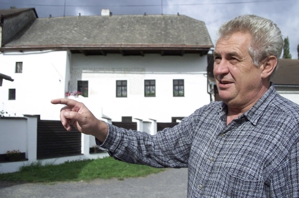 Miloš Zeman na oblíbené procházce Novým Veselím na Žďársku. Na snímku stojí před historickou tvrzí z roku 1564, kde vlastní tři místnosti. Miloš Zeman na oblíbené procházce Novým Veselím na Žďársku. Na snímku stojí před historickou tvrzí z roku 1564, kde vlastní tři místnosti.