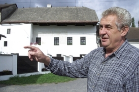 Miloš Zeman na oblíbené procházce Novým Veselím na Žďársku. Na snímku stojí před historickou tvrzí z roku 1564, kde vlastní tři místnosti.