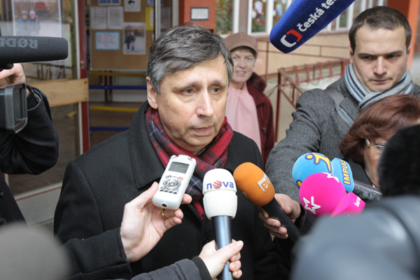 Jan Fischer zatím neuvedl, koho hodlá podpořit ve druhém kole. Jan Fischer zatím neuvedl, koho hodlá podpořit ve druhém kole.