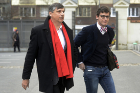 Fischer se svým synem Janem na cestě do volebního štábu. To měl ještě důvod k dobré náladě. Fischer se svým synem Janem na cestě do volebního štábu. To měl ještě důvod k dobré náladě.