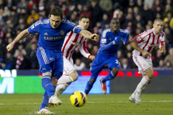 Frank Lampard střílí z penalty gól. Frank Lampard střílí z penalty gól.