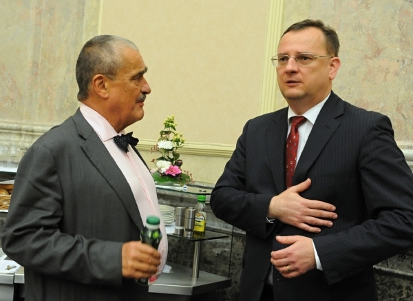 Karel Schwarzeneberg zvažuje, že opustí křeslo ministra zahraničí v Nečasově vládě. Karel Schwarzeneberg zvažuje, že opustí křeslo ministra zahraničí v Nečasově vládě.