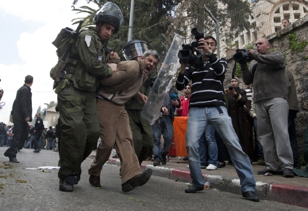Izraelští vojáci a policisté odvlekli Palestince, kteří si postavili tábor na místě chystané židovské osady (ilustrační foto).