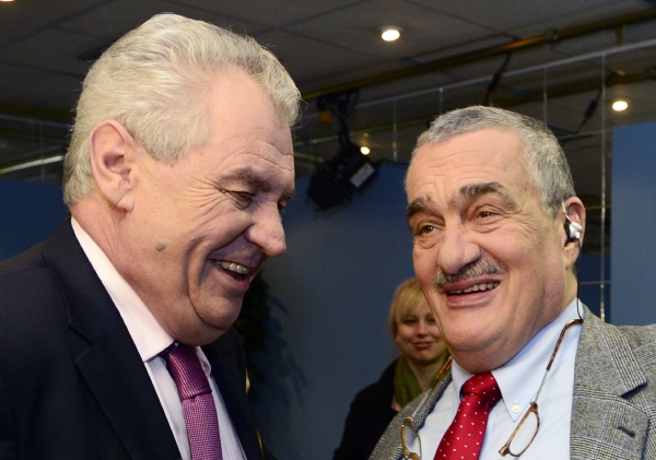 Kandidáti na prezidenta Karel Schwanzerberg (vpravo) a Miloš Zeman.