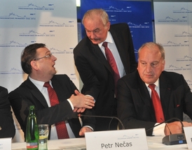 Zleva premiér a předseda ODS Petr Nečas, kandidát na prezidenta Přemysl Sobotka a hypotetický kandidát na prezidenta Evžen Tošenovský.