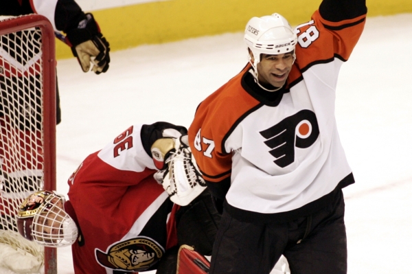 Donald Brashear proslul NHL zejména počtem trestných minut (archivní foto). Donald Brashear proslul NHL zejména počtem trestných minut (archivní foto).