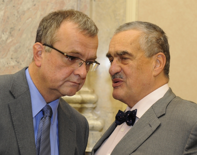 Ministr financí Miroslav Kalousek (vlevo) a ministr zahraničí Karel Schwarzenberg. Ministr financí Miroslav Kalousek (vlevo) a ministr zahraničí Karel Schwarzenberg.