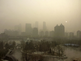 Hlášení jistého rádia: Náš meteorolog hlásí dohlednost 200 metrů...