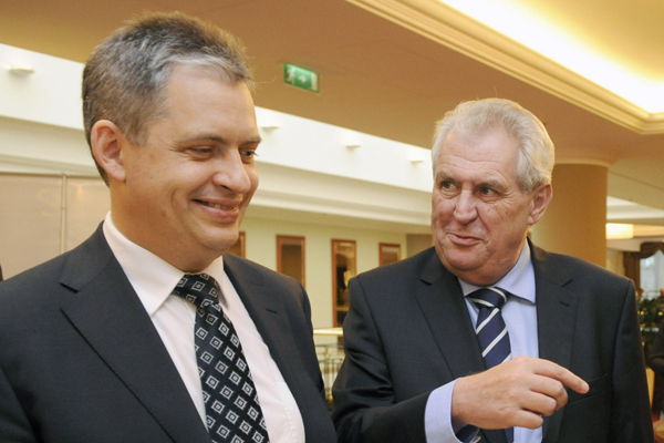 Miloš Zeman (vpravo) dostal více hlasů od příznivců ČSSD než Jiří Dienstbier.