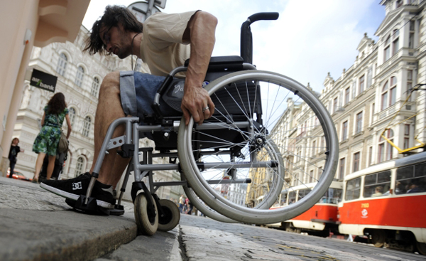 Pohyb vozíčkářů v pražských ulicích je značně omezený. Pohyb vozíčkářů v pražských ulicích je značně omezený.