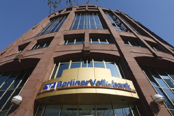 Loupež se stala v jedné z poboček německé banky Berliner Volksbank.