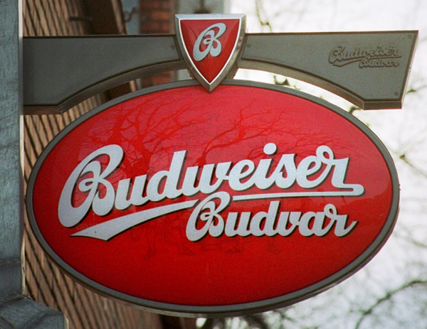 Americká konkurence neuspěla, právo na název Budweiser zůstává české firmě. Americká konkurence neuspěla, právo na název Budweiser zůstává české firmě.