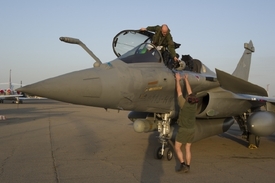 Francouský letoun Rafale v Ndjameně.