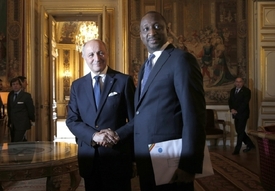 Francouzský ministr zahraničí Laurent Fabius a jeho maliský protějšek Tieman Coulibaly.