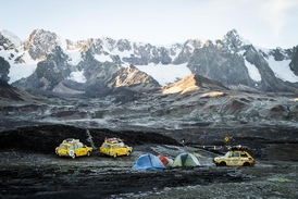 Dva žlutí trabanti vystoupali v peruánských Andách do výše 4868 m. n. m.