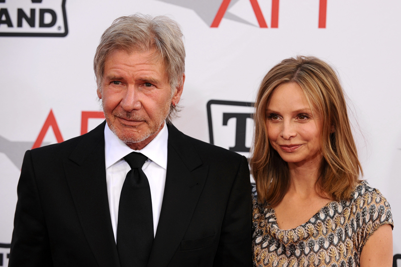 HARRISON FORD A CALISTA FLOCKHARTOVÁ. Na sedmém místě skončili díky jmění 224 milionů dolarů (4,48 miliardy korun). Oba jsou herci, ovšem zatímco Calista vydělala 24 milionů dolarů především díky rolím v seriálech, Ford nashromáždil 200 milionů dolarů za ztvárnění významných filmových rolí.