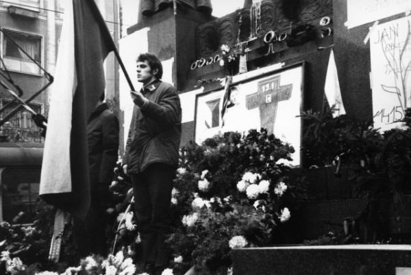 Tryzna za Jana Palacha u pomníku na Václavském náměstí v roce 1969. Tryzna za Jana Palacha u pomníku na Václavském náměstí v roce 1969.