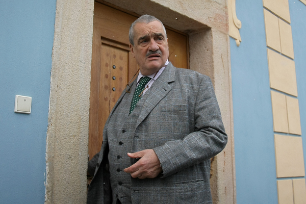 Karla Schwarzenberga manželka doprovázet nebude. Karla Schwarzenberga manželka doprovázet nebude.