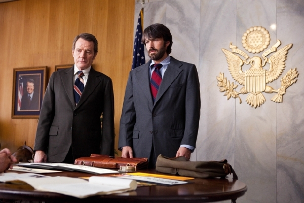 Bryan Cranston (vlevo) a Ben Affleck v dramatu Argo. Bryan Cranston (vlevo) a Ben Affleck v dramatu Argo.