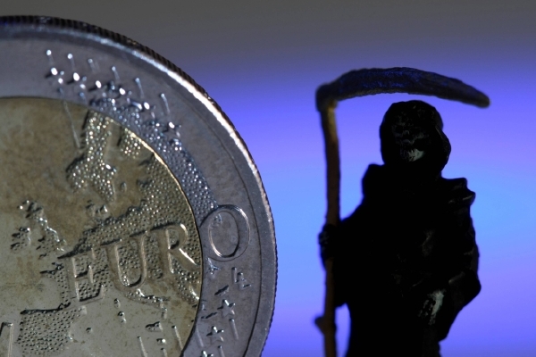 Euro zubaté z kosy uniklo, ale výskat si nemůže. Euro zubaté z kosy uniklo, ale výskat si nemůže.