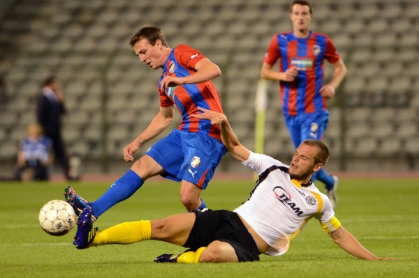 Obránce Ševinský v boji o balon v předkole Evropské ligy s Lokerenem. Obránce Ševinský v boji o balon v předkole Evropské ligy s Lokerenem.