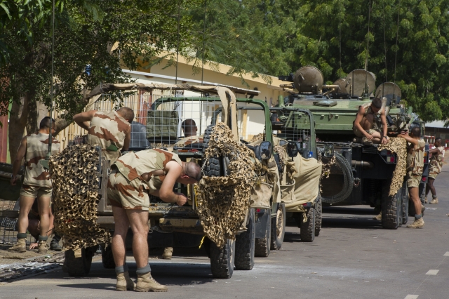 Francouzské jednotky se zapojily do pozemních bojů v Mali a nyní postupují na sever této africké země. Francouzské jednotky se zapojily do pozemních bojů v Mali a nyní postupují na sever této africké země.
