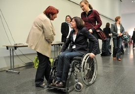 Malu Dreyerová na vozíku.