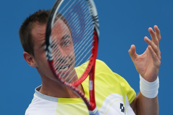 Tenista Lukáš Rosol podlehl ve druhém kole Australian Open třináctému nasazenému Kanaďanovi Milosi Raonicovi po setech 6:7 (2:7), 2:6 a 3:6. 